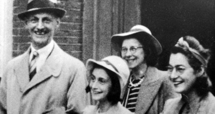 Anne Frank - in het midden - met haar vader Otto, Bep Voskuijl en haar moeder Edith in 1941.