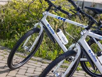 Bestuurder (24) rijdt in op fietspatrouille van politie, waarna spectaculaire achtervolging begint: “Ze konden net wegspringen, maar hun tweewielers zijn vernield” 