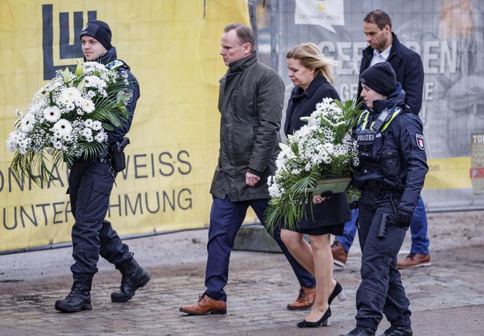 Le ministre allemand de l'intérieur Nancy Faeser avec son collègue de l'État Andy Grote à gauche, juste avant de déposer des couronnes de fleurs pour les victimes du massacre au bâtiment des Témoins de Jéhovah.