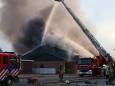 Loods verloren bij grote brand in Dussen, woonhuis en koeienstal blijven gespaard