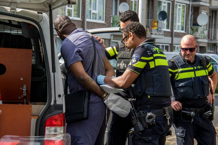 Een verdachte van een schietpartij op de Schiedamse Willem Pijperstraat in juli vorig jaar wordt in de boeien geslagen.