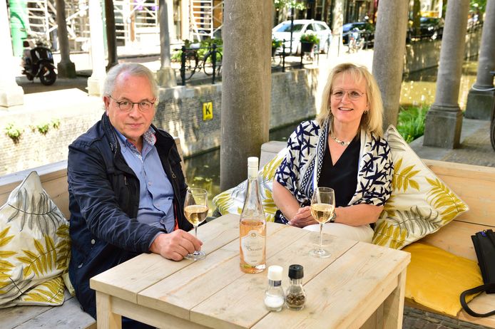 Paul Mertens en Marja van Strien hebben als eerste een tafeltje op het terras van Brunel gereserveerd.