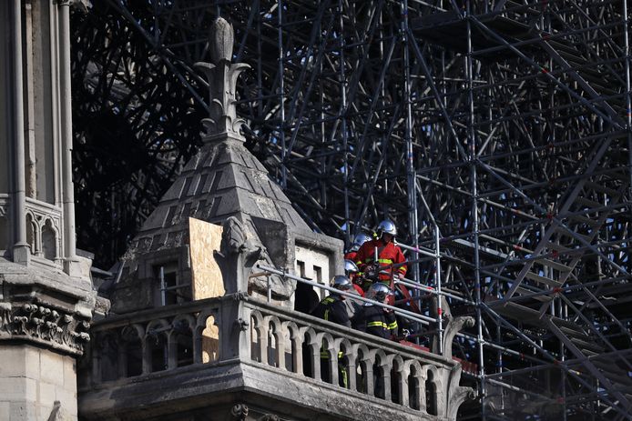 Brandweermannen aan het werk op de Notre-Dame