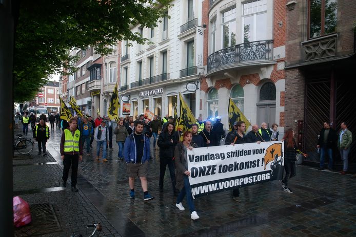 In het centrum van Leuven kwamen ongeveer 150 manifestanten van de extreemrechtse Nationalistische Studentenvereniging (NSV) op straat.