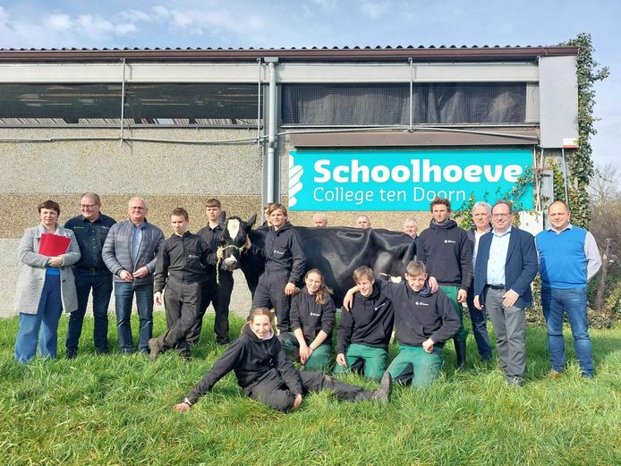 Iedereen poseerde bij een van de koeien van de schoolhoeve van College ten Doorn.