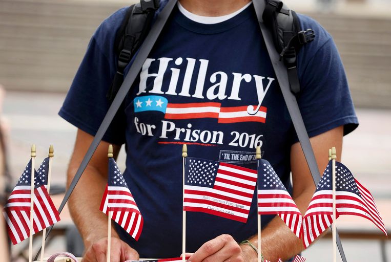 Een aanhanger van Trump met een T-shirt met het opschrift 'Hillary for Prison'. Beeld REUTERS