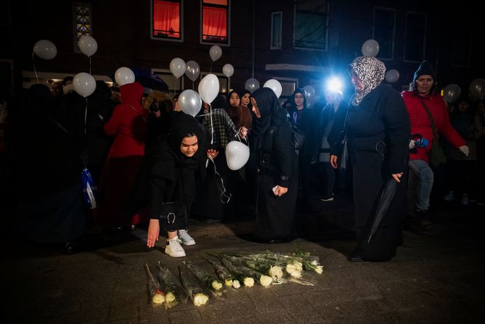 Stille tocht voor Humeyra, het Rotterdamse meisje dat werd gedood door haar ex. Haar dood was aanleiding voor rechters om te pleiten voor zwaardere straffen voor doodslag.