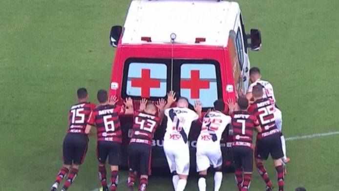 De ambulance wilde niet starten, dus schoten spelers van beide ploegen maar in actie.