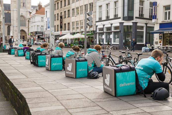 Fietskoeriers van Deliveroo aan het werk in Gent.