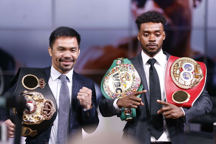 Manny Pacquiao (links) en Errol Spence Jr poseren voor de media na hun persconferentie in Fox Studios op 11 juli 2021 in Los Angeles, Californië. Hun gevecht staat gepland op 21 augustus 2021 in de T-Mobile Arena in Las Vegas, Nevada.