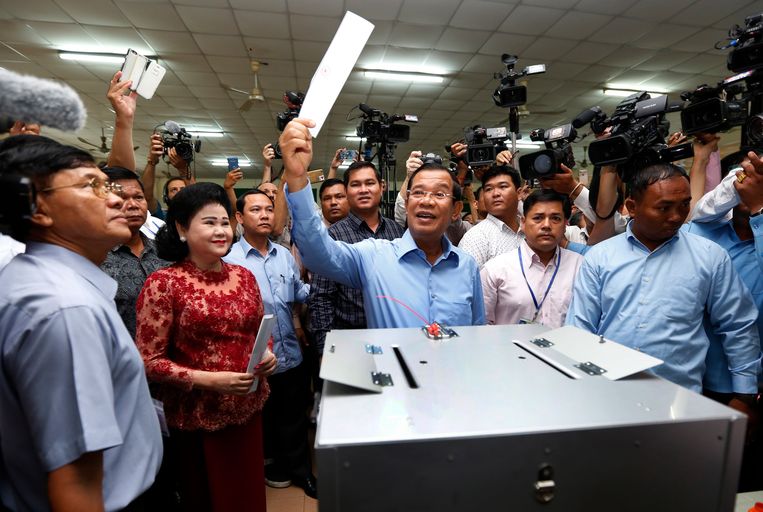De Cambodjaanse premier Hun Sen met zijn stembiljet, 29 juli 2018. Beeld EPA