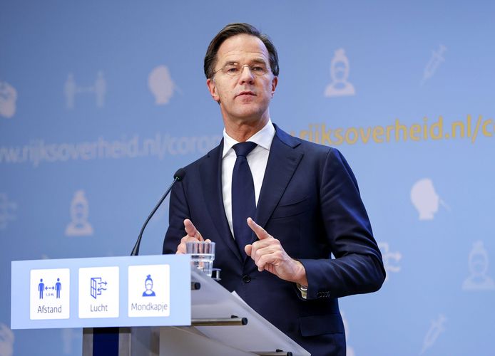 De Nederlandse premier Mark Rutte tijdens de coronapersconferentie dinsdagavond. Het kabinet gaat de coronaregels voor de cultuursector, de horeca en sportwedstrijden versoepelen.