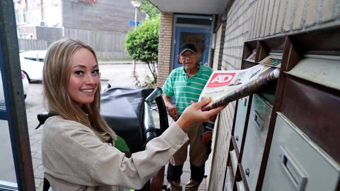 Verslaggever Danique helpt krantenbezorger Rolf (70): ‘Om 02.00 uur staat de koffie al klaar’