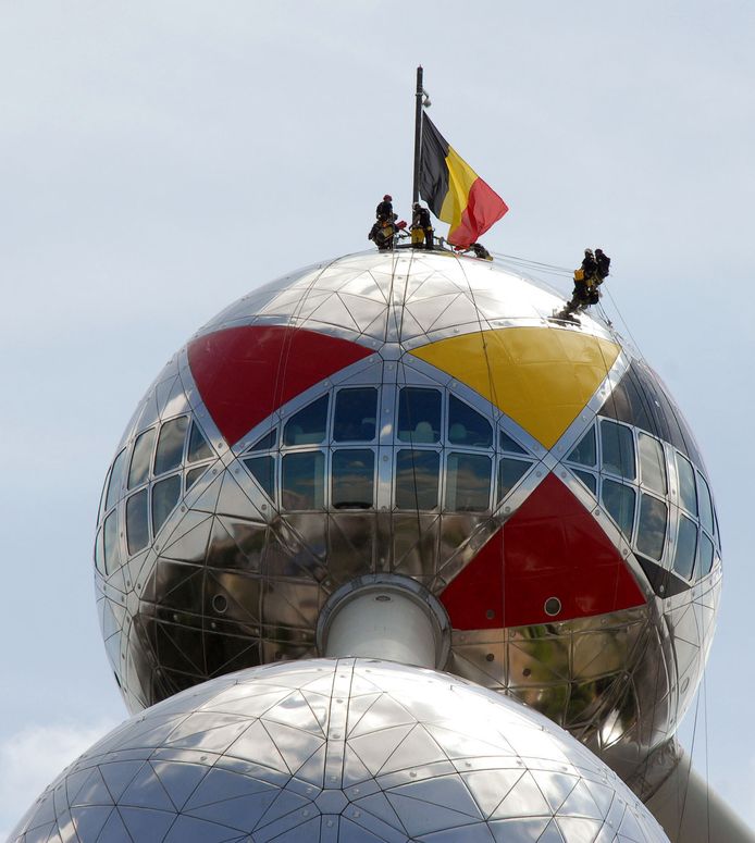 maaien Bangladesh marmeren Bovenste bol Atomium krijgt Belgische driekleur | Brussel | hln.be
