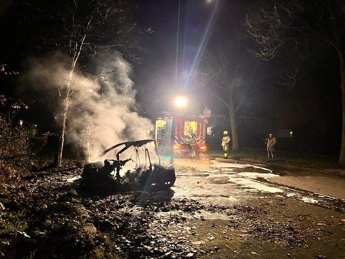 Restanten van de uitgebrande auto in de Grevelingenstraat in Zierikzee.