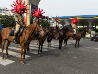 Indiase agenten dragen ‘coronahelmen’ om bevolking te waarschuwen voor virus