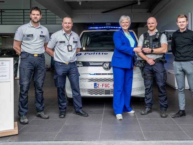 Lokale politie neemt nieuw dienstvoertuig in gebruik en schenkt drie oude aan Rode Kruis en politieschool