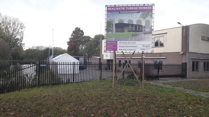 Het bouwbord voor de komst van de Turkse moskee aan de Vlaanderenstraat in wijk Wisselaar in Breda-Noord (Hoge Vucht) staat.