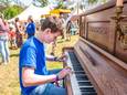Kinderen kunnen allerlei instrumenten uitproberen. Jeugdlid Ties van Driel (12) uit Vorstenbosch geeft het goede voorbeeld op de piano.