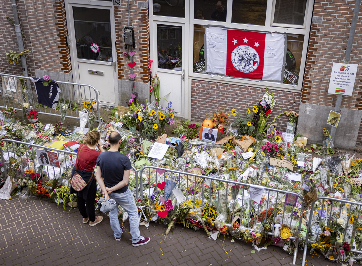 De bloemenzee voor misdaadverslaggever Peter R. de Vries in de Lange Leidsedwarsstraat in het centrum van Amsterdam.