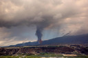 De vulkaan blijft actief, met een wolk van as en gas die tot 4500 meter hoog is.
