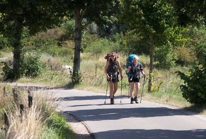Archieffoto: Pieterpadwandelaars zetten vanuit Spijk koers naar de veerpont bij Pannerden om hier de oversteek te maken naar Millingen aan de Rijn.