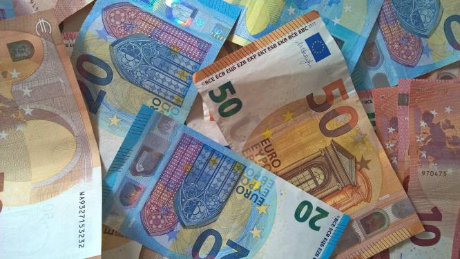 Vrouw (23) doet zich voor als bankmedewerker en licht ouderen voor duizenden euro’s op