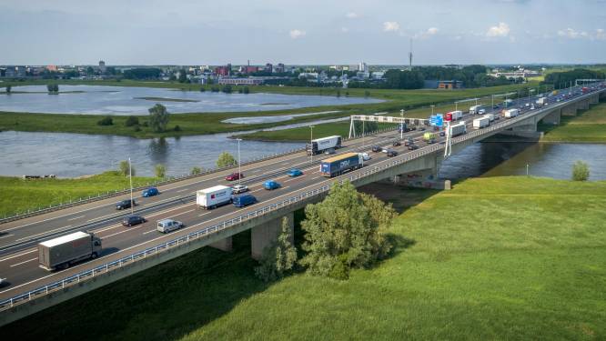 Twentesupporters bij Deventer bekogeld met keien: ‘De bus is aangevallen door een paar ongekende leeghoofden’ 