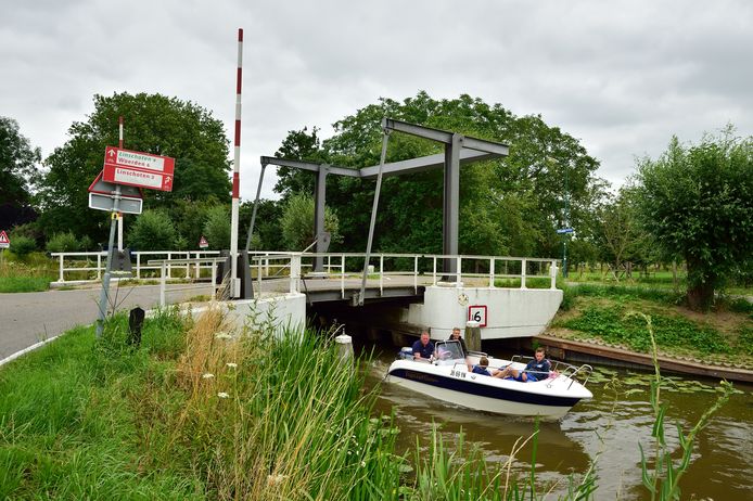 De Vrouwenbrug over de Lange Linschoten