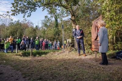 Emotionele momenten bij onthulling Nispens oorlogsmonument