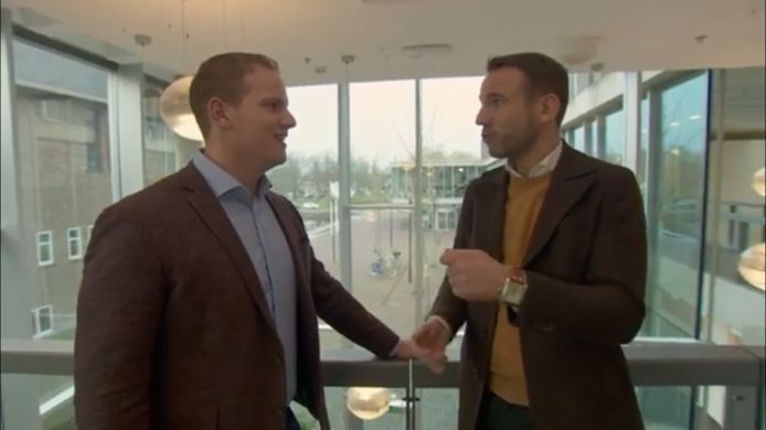Een shot uit 'Da's goed geregeld', met gemeentemedewerker Kevin Noels (l) en presentator Kevin Brouwer.