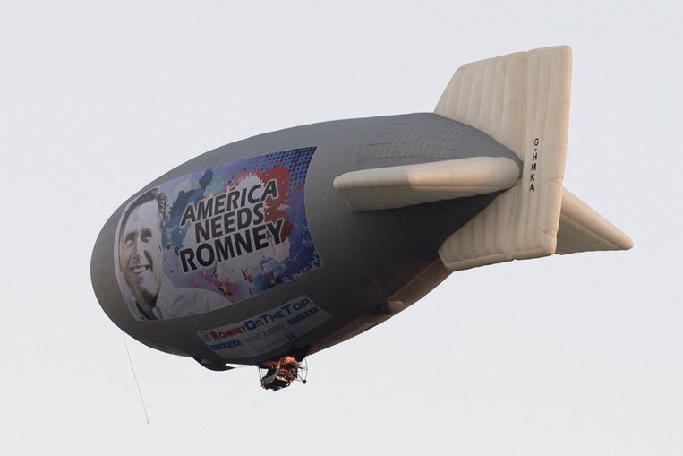 Een luchtballon met een boodschap voor de verkiezing van Romney als president boven Los Angeles. Beeld AFP