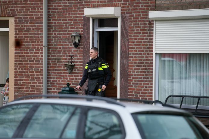 De politie doet onderzoek naar een mogelijke schietpartij in de Doctor Hoebenstraat in Oss. Volgens een politiewoordvoerder zijn er geen aanwijzingen dat daadwerkelijk is geschoten.