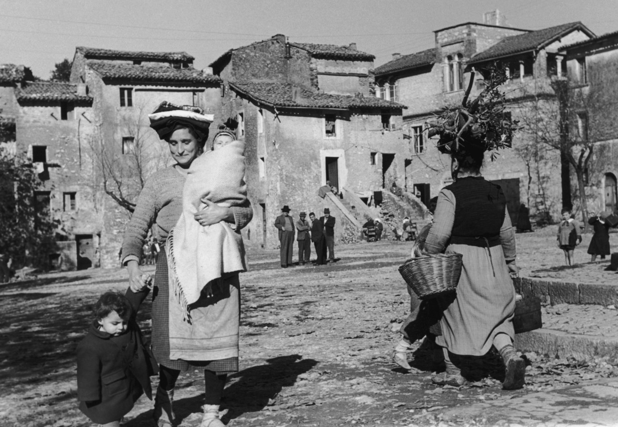 Un desolato giovane italiano chiede qualcosa al lettore