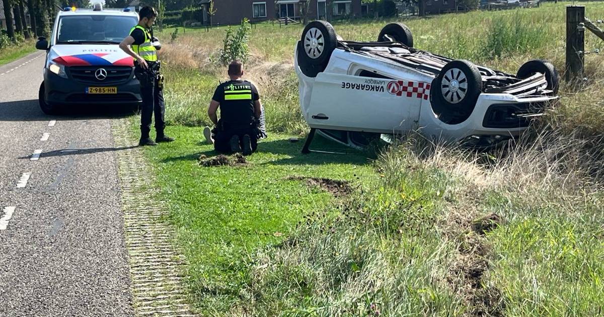 Auto over de kop geslagen op Doesburgseweg in Wehl