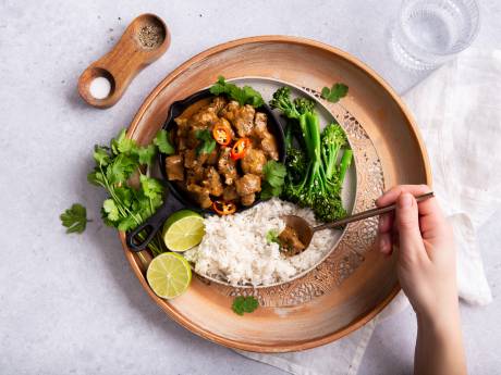 Wat Eten We Vandaag: Pittige rundvleescurry met kokosrijst