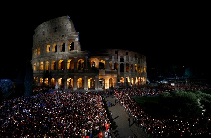 Mensen bezoeken de Kruisweg aan het Colosseum in Rome, die door Paus Franciscus geleid wordt.