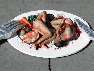 Dierenactivisten schotelen zichzelf als stuk vlees voor uit protest