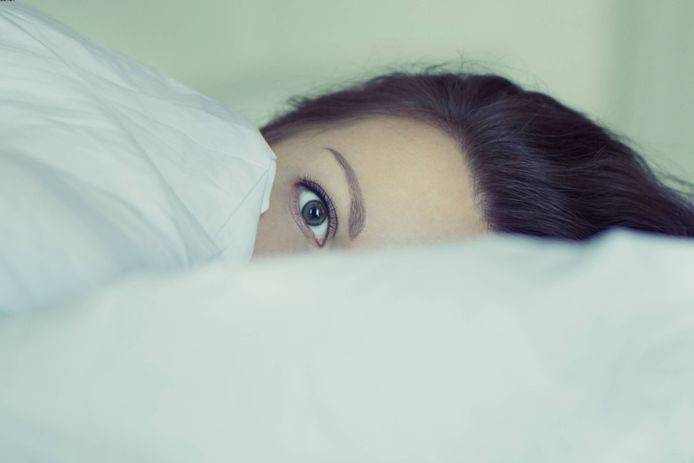 1 op de 20 slaapt met de ogen open: hoe komt dat en kan het kwaad?