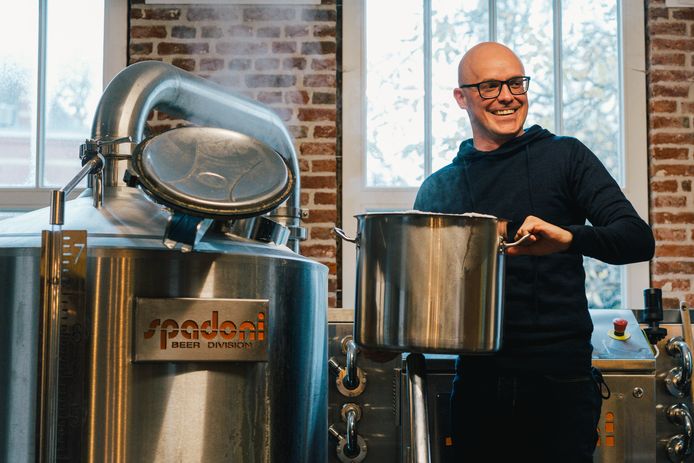 Philippe Geubels brouwt eigen bier Zieke Geest vanuit Vleesmeester Brewery en cultuur- en biercafé Hoogmis in Edegem.