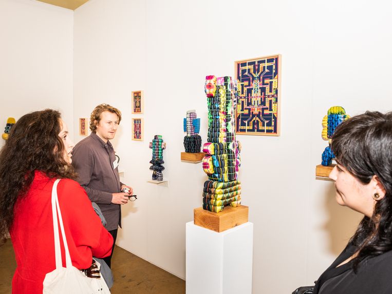 De stand van galerie Fleur en Wouter, links Wouter van Herwaarden Beeld Simon Lenskens