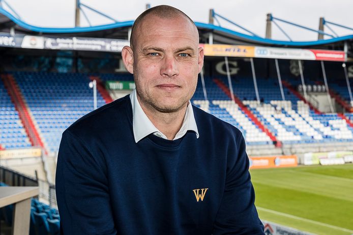 Kevin Hofland poseert in het stadion van Willem II.