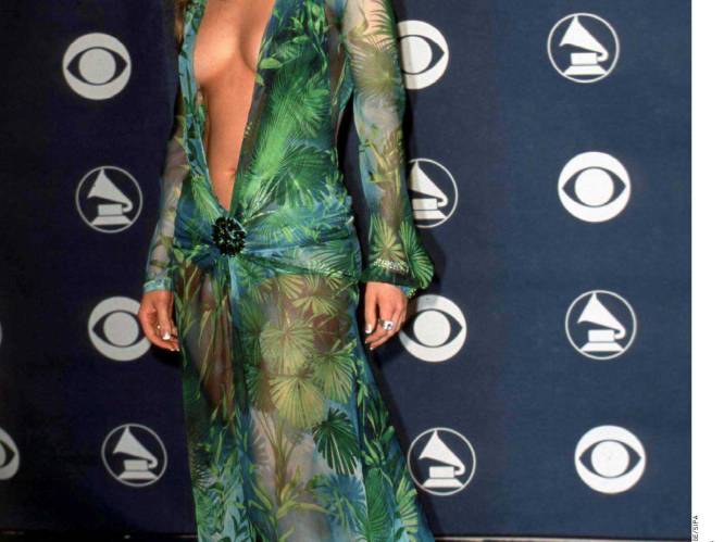 KIJK. Jennifer Lopez in gewaagde outfit en zonder Ben Affleck op filmpremière  in Mexico-Stad