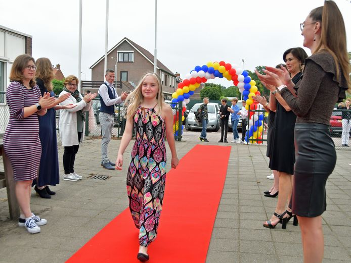Filmster Indy neemt het applaus in ontvangst op de rode loper bij basisschool Sint Bernardus.