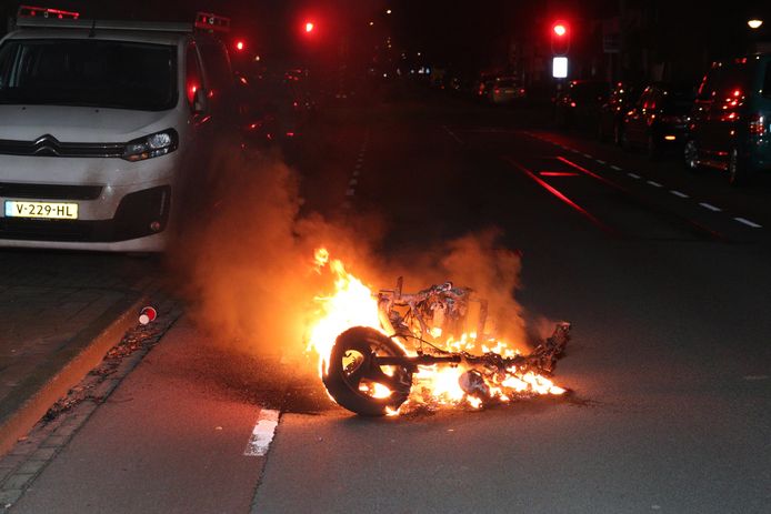 Een scooter is in de nacht van vrijdag op zaterdag in brand gevlogen aan de Putstraat in Waalwijk.