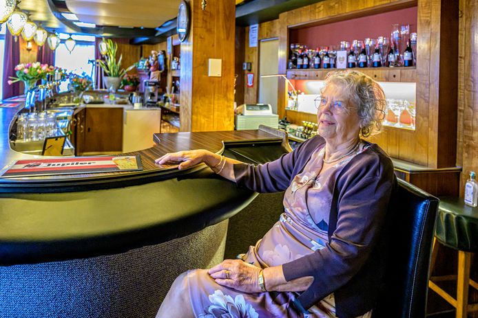 De Oudenbossche kasteleinse Zus Nuijten-Vergouwen (net 85 geworden) runt al 65 jaar haar café aan de Kade. ,,Elke dag, totdat ik ’s avonds zin heb om te sluiten. En dat blijf ik zo doen.”