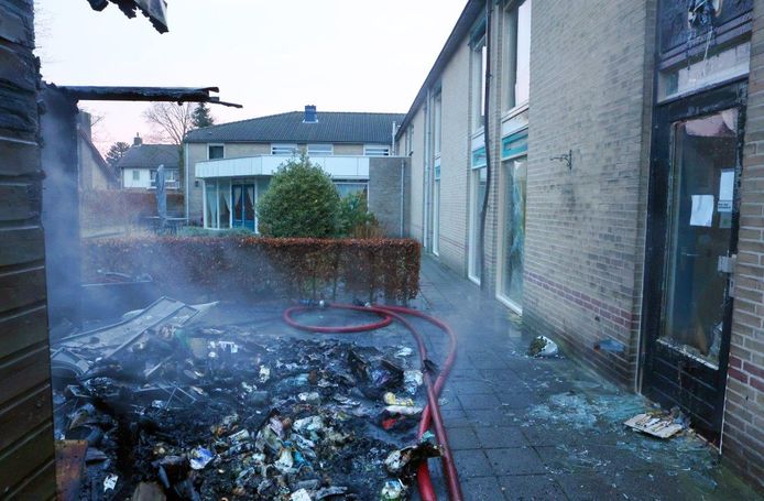 Bewoners worden geëvacueerd bij de brand bij het seniorencomplex in Haaren.