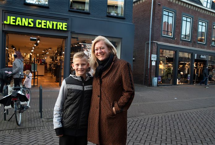 Sylvia Coppoolse en haar zoon Roan zijn nog snel naar de kapper gegaan.