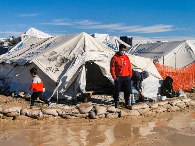 Vluchtelingen op Lesbos mogen door avondklok één keer per week 3 uur naar buiten: “Het is hier net een gevangenis”