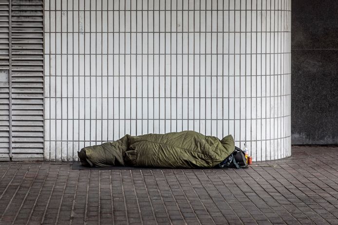 Dakloze slaapt op een station, foto: Getty Images
